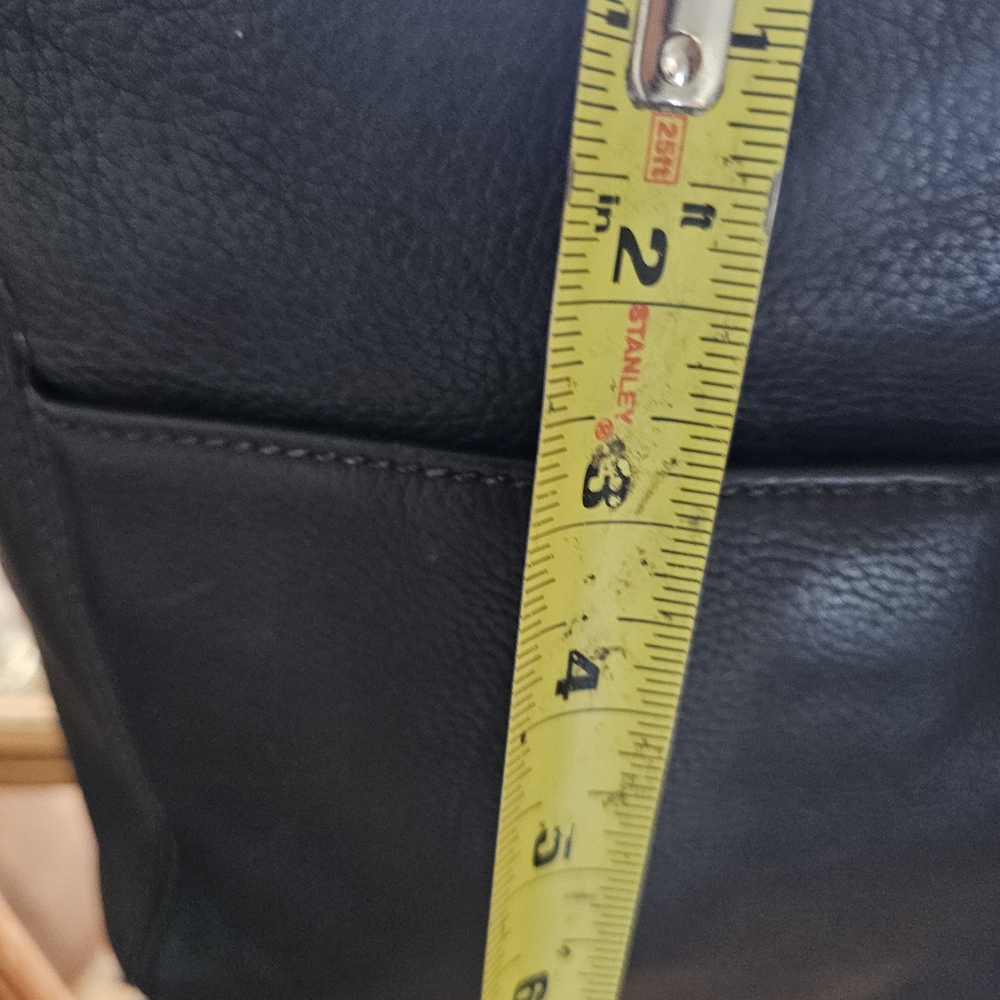 Elegant Black Leather Shoulder Bag - Picture 12 of 12